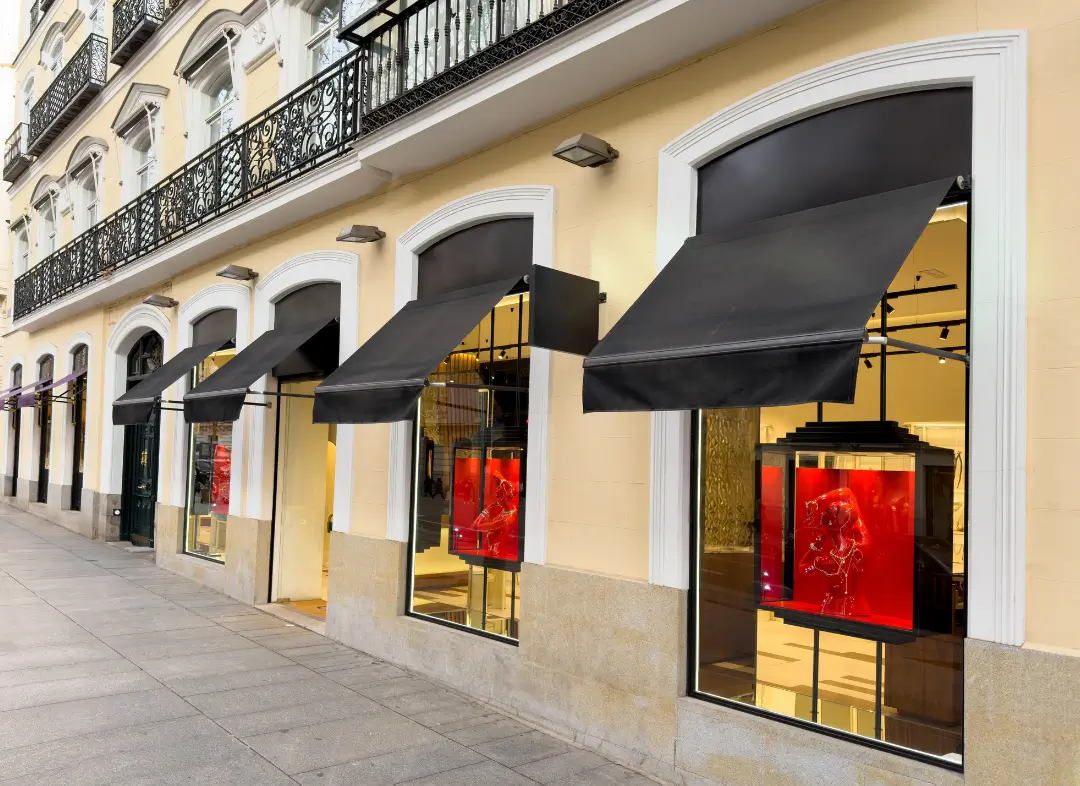 Façade vitrine de magasin en aluminium sur mesure à Chécy